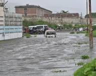 Fotografía de una calle inundada debido al paso del huracán Melissa este martes, en Kingston (Jamaica).