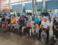 Guayaquil.- Decenas de personas esperan ser inoculadas en un vacunatorio del sur de la urbe.