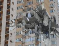 Un proyectil ruso alcanzó hoy un edificio de viviendas en Kiev, según informó el Servicio de Emergencia Estatal en un comunicado.