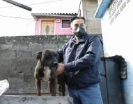 Sargento junto a uno de los técnicos de la UBA que acudió en su rescate.