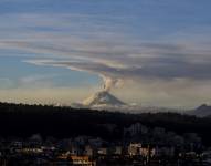 Vista del volcán Cotopaxi emitiendo ceniza, en una fotografía de archivo. EFE/José Jácome