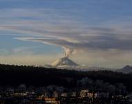 Vista del volcán Cotopaxi emitiendo ceniza, en una fotografía de archivo. EFE/José Jácome