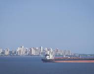 Fotografía que muestra una embarcación petrolera navegando Cabimas, Venezuela.