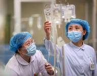 Al contrario de los países que aflojan sus restricciones, China no puede relajar en absoluto la prevención contra la pandemia dado que la propagación de ómicron.