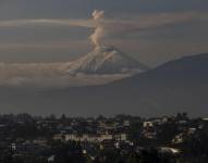 Foto tomada el pasado 22 de noviembre, en la que se registró una fumarola emanada por el volcán Cotopaxi.
