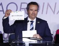 El Presidente de Panam Sports, Neven Ilic, muestra en un cartel el nombre de Asunción, ciudad elegida para ser sede de los Juegos Panamericanos y Parapanamericanos 2031.