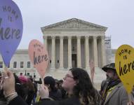 Fotografía de archivo en donde se ven activistas y jóvenes inmigrantes mientras se manifiestan cerca al Tribunal Supremo y al Congreso en Washington.