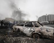 Un auto, incendiado tras protestas, en una calle en Almaty, Kazajistán, el 7 de enero de 2022. (AP Foto/Vasily Krestyaninov)