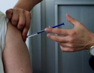 Una persona recibe una vacuna contra la influenza en Ciudad de México (México). Imagen de archivo.