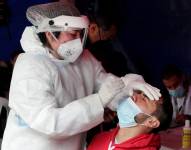 Un hombre se somete hoy a una prueba de covid-19, en Bogotá (Colombia). EFE/Carlos Ortega