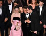 El productor estadounidense Alex Coco, el cineasta estadounidense Sean Baker y la actriz estadounidense Mikey Madison aceptan el premio a la Mejor Película por Anora en el escenario durante la 97.a edición anual de los Premios Oscar.