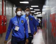 Carlos Gruezo y Leonardo Campana entran al escenario deportivo ubicado en Porto Alegre.