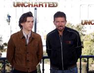 Los actores Tom Holland (i) y Antonio Banderas (d) durante la presentación de la película Uncharted en Madrid, el 8 de febrero de 2022.