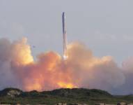 El décimo cohete de prueba Starship de SpaceX despega desde las instalaciones de Starbase, visto desde South Padre Island, Texas, EE. UU.