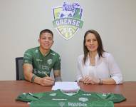 Martha Romero (d), máxima autoridad de Orense SC, junto a Marlon Mejía durante la firma del contrato.