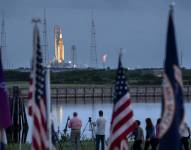 Fotografía de archivo, tomada el pasado 3 de septiembre, en la que se registró al cohete SLS, con la cápsula Orion en su punta, que hacen parte de la Misión Artemis 1, en la plataforma de lanzamiento 39B del Centro Espacial Kennedy, en Merrit Island (Florida, EE.UU.).