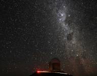 Imagen referencial del cielo estrellado sobre el Observatorio de La Silla, con la Vía Láctea de fondo, al norte de Chile.
