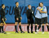 Miguel Roldán (c.) fue el juez central del compromiso que terminó en empate.