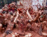 Con una munición festiva de 120 mil kilos de tomate, Buñol, España, se sumerge un año más en su Tomatina, una de las fiestas españolas más internacionales.