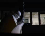 La estatua de Juan Pablo II en la entrada del Hospital Gemelli, donde está hospitalizado el Papa Francisco, en Roma, Italia, El Papa Francisco fue admitido en el Hospital Gemelli de Roma el 14 de febrero debido a una infección del tracto respiratorio.