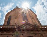 Foto de un día soleado en la Cúpula de la Inmaculada Concepción en Cuenca