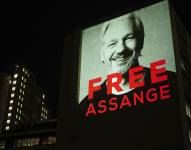 Una imagen de Julian Assange se ve proyectada en la calle Leake, en el centro de Londres, el domingo 10 de abril de 2022.