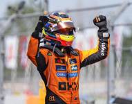 El piloto australiano del equipo McLaren Oscar Piastri celebra su victoria en el Gran Premio de España de Fórmula Uno, este domingo en el circuito de Barcelona-Cataluña, en Montmeló (Barcelona).