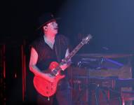 Santana comenzó a trabajar en el grupo de su padre en las cantinas de Tijuana.