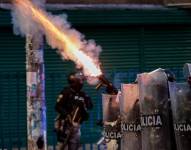 Fotografía del 30 de septiembre de 2025. Policías que se enfrentan con manifestantes durante una protesta.