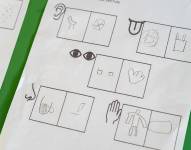 Foto de garabatos realizados por estudiantes de kínder en una escuela de Ecuador, en 2023. Imagen referencial.