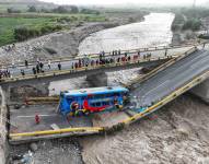 Fotografía difundida por la Agencia Andina de Perú del puente colapsado este viernes, en la carretera que une Lima con el megapuerto de Chancay (Perú).