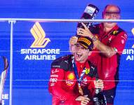 Carlos Sainz celebra su victoria en el Gran Premio de Singapur