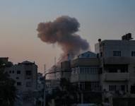 Se eleva una columna de humo tras un ataque aéreo israelí durante una operación militar en el barrio de Al Sabra de la ciudad de Gaza, Franja de Gaza, el 30 de agosto de 2025.