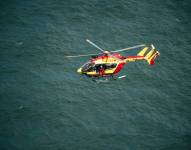 Helicóptero sobrevolando una superficie de agua