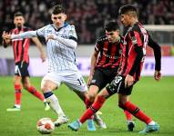 Hincapié desiputa el balón ante Malinovskyi