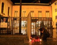 Personas colocan velas cerca del lugar del tiroteo en la Universidad Carolina en el centro de Praga, este 21 de diciembre de 2023.