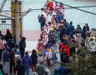 Estudiantes abandonan una escuela en Pekín este jueves.