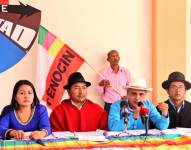 Leonidas Iza (poncho rojo), líder de la Conaie, durante la rueda de prensa.