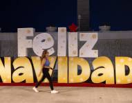 Fotografía del 1 de octubre de 2025 de una persona camina frente a decoración navideña en Caracas (Venezuela).