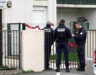 Imagen de varios policías franceses ante el edificio donde fueron encontrados cinco cadáveres en Meaux, cerca de París, el 26 de diciembre de 2023.