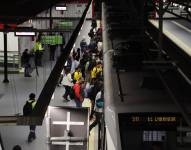 Pasajeros se suben a un tren del Metro de Quito.