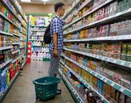 Un hombre hace compras en un supermercado, en Pekín (China)