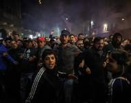 Los agentes antidisturbios utilizaron un camión hidrante para dispersar a la multitud.