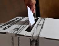 Imagen de una persona ejerciendo su derecho al voto mientras se llevó a cabo la segunda vuelta de las Elecciones Anticipadas 2023, el 15 de octubre del 2023.