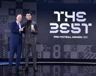 El atacante recibió el premio de manos de Gianni Infantino, presidente de la FIFA.