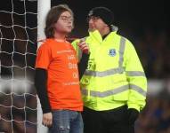 Fanático se ata el cuello en el poste