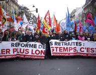 Philippe Martinez (centro izquierda), secretario general de la CGT, y Laurent Berger (7d), secretario general de la Confederación Francesa Democrática del Trabajo (CFDT) encabezan este martes una manifestación contra la reforma de las pensiones en París. EFE/EPA/YOAN VALAT