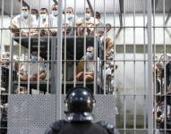 Miles de migrantes han sido trasladados a prisiones de El Salvador.