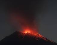 MEX5725. SAN PEDRO BENITO JUÁREZ (MÉXICO), 22/05/2023.- Fotografía del volcán Popocatépetl en actividad en el poblado San Pedro Benito Juárez, en Puebla (México). Debido al incremento de la actividad del coloso de México, el semáforo aumentó a amarillo fase 3, por lo que autoridades pidieron a la población respetar un radio de restricción de 12 kilómetros en las cercanías del volcán. EFE/ Hilda Ríos