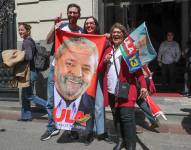 Simpatizantes de Luiz Inácio Lula da Silva posan con un afiche del candidato.